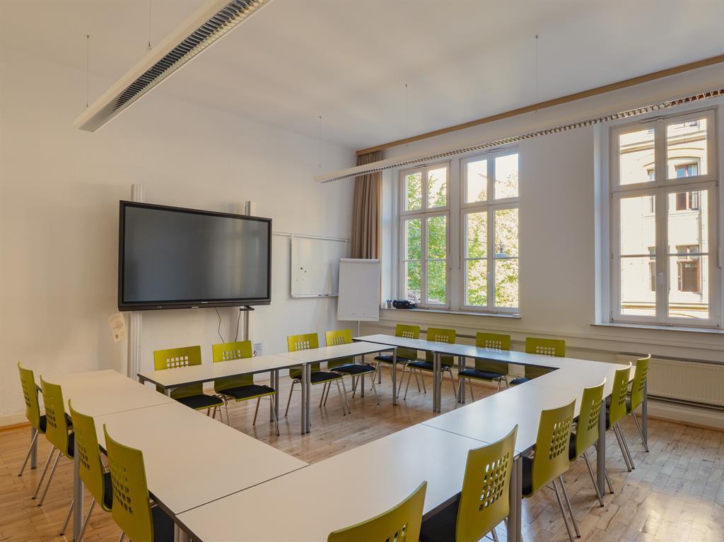 
																					&copy; Andreas Dymke
																				